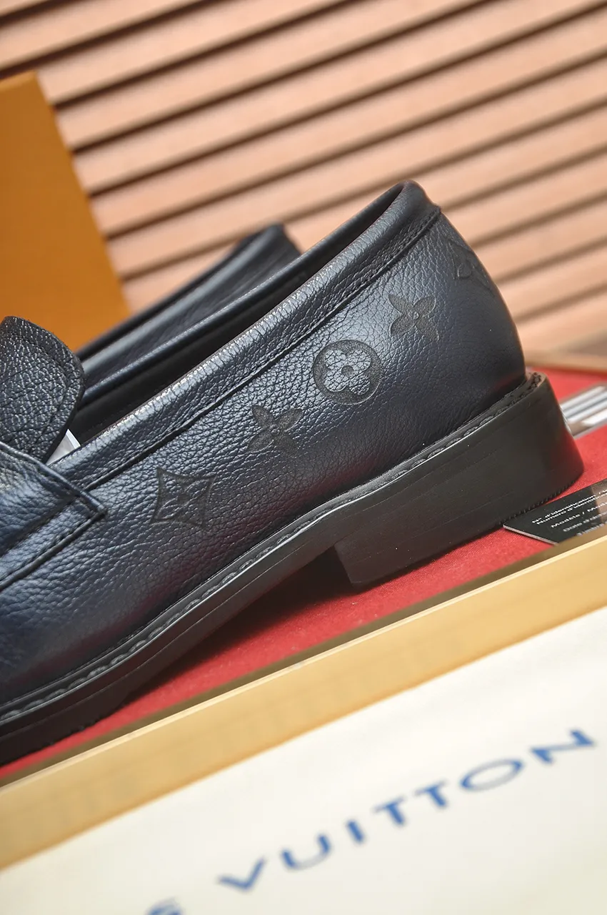 Men's men's shoes 💰460💶 [LV] (all high-end sheep lining) 🍀LV's latest genuine leather business suit shoes are launched simultaneously on the official website. The first-layer cowhide imported from Italy is made of heavy gold, 💥official website 1:1 rubber outsole. Versatile to wear, high-end without losing class, and the color combination is extraordinary. This four-season style is alluring when worn on your feet, showing off your big-name flair. Standard code 38-45 (45 customized)